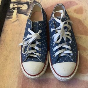Converse Youth size 5 women’s size 7